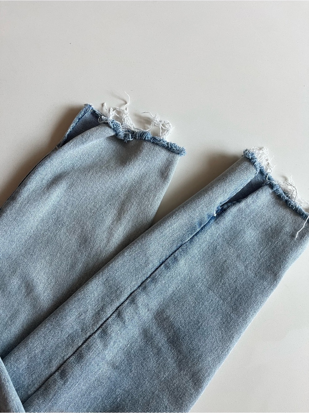 KENSIE Skinny Blue Jeans, Light Wash Size 8, Slit Frayed Bottoms - Picture 2 of 5
